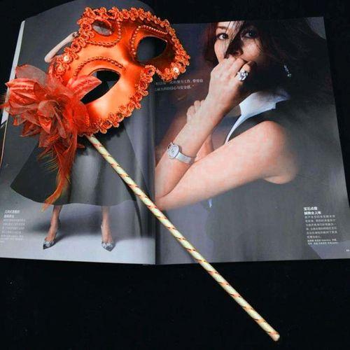 Kırmızı Işıltılı Tutmalı Fotoğraf Çekimi Maskesi