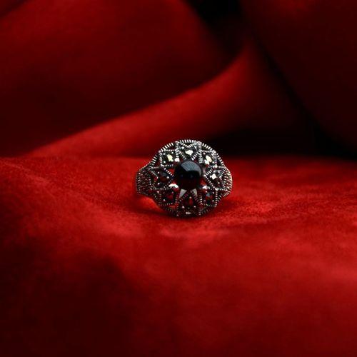 Yıldız Desenli  Oltu Taşı Kaşlı  Kadın Yüzük