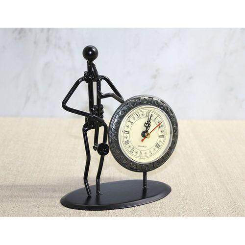 Metal Saatli Saksafon Çalan Müzisyen