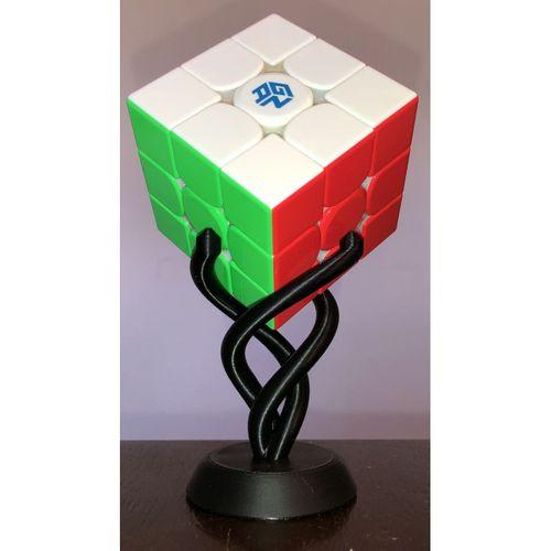 "Spiral Şıklık: Rubik Küpünüz İçin Özel Tasarım Stand"