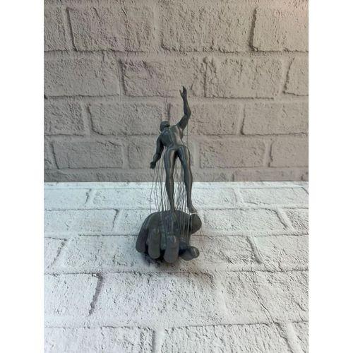 3d El Üzerinde İnsan Figürü Gri Minimal Masa Üstü Dekor