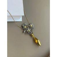Vazodaki Çiçekler Kolye - Altın