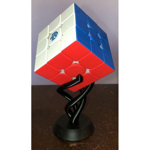 "Spiral Şıklık: Rubik Küpünüz İçin Özel Tasarım Stand"