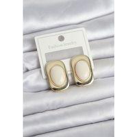 Beyaz Renk Kare Model Vintage Kadın Küpe