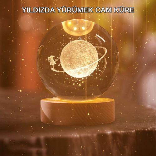 Kız Figürlü Sarı Cam Küre Işıklı Büyük Boy Ahşap Standlı Dekor