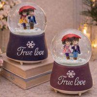 Şemsiye Altında Oturan Romantik Çiftler Tasarımlı Büyük Kar Küresi