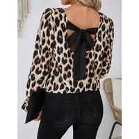 Kadın Uzun Kollu Arkadan Fiyonk Detaylı Leopar Desenli Süprem Bluz