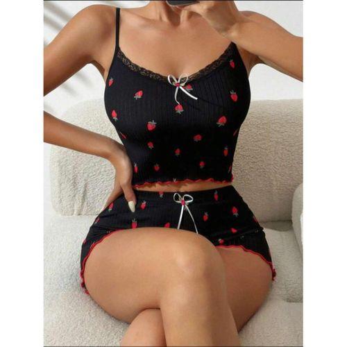 Siyah Üstüne Kırmızı Çilek Desenli Askılı Şortlu Pijama Takımı