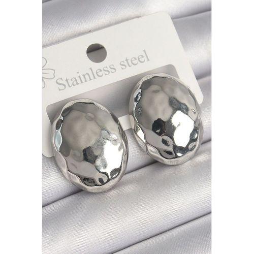 Pirinç Gümüş Renk İşleme Detaylı Bombeli Oval Plaka Model Kadın Küpe