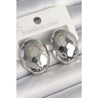 Pirinç Gümüş Renk İşleme Detaylı Bombeli Oval Plaka Model Kadın Küpe