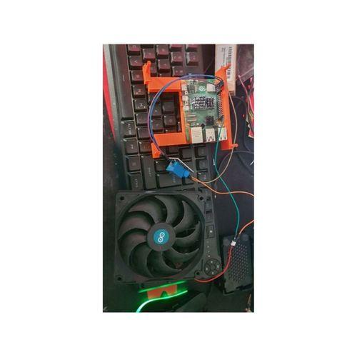 Raspberry Pi 4/5 Monitör Montajı 120 mm Fan (Bu ürün Sadece Plastik parçadır - Almadan Önce Soru Sorabilirsiniz)