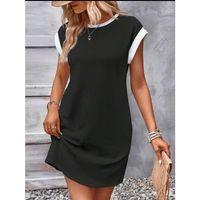 Kadın Kısa Kollu Yuvarlak Yakalı Kontrast Manset Detaylı Kısa Janjan Krep Elbise