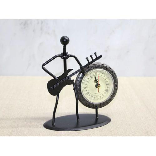 Metal Saatli Gitar Çalan Müzisyen