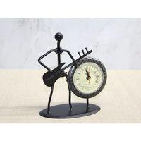 Metal Saatli Gitar Çalan Müzisyen