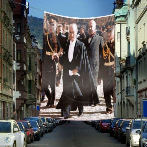 Pelerinli Mustafa Kemal Atatürk Poster Dış Cephe Bayrağı Ata21