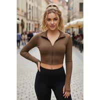 Kadın Kahverengi Dik Yaka Fermuarlı Uzun Kollu Parmak Geçmeli Crop Top Spor Bluz