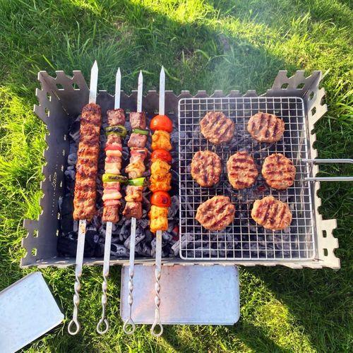Kamp Ayısı® CastleGrill™ 2mm Galvaniz Çelik, Katlanır, 13 Şiş Kapasiteli Şiş Mangalı ve Ateş Çukuru