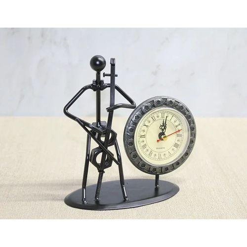 Metal Saatli Keman Çalan Müzisyen