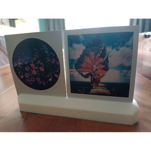 Polaroid Çift Fotoğraf Standı – 3D Baskı Fotoğraf Sergileme Standı (Bu ürün Sadece Plastik parçadır - Almadan Önce Soru Sorabilirsiniz)