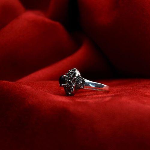 Yıldız Desenli  Oltu Taşı Kaşlı  Kadın Yüzük