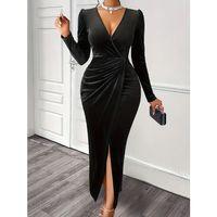 Kadın Uzun Kollu Kruvaze Yaka önünden çapraz Detaylı Uzun Kadife Elbise