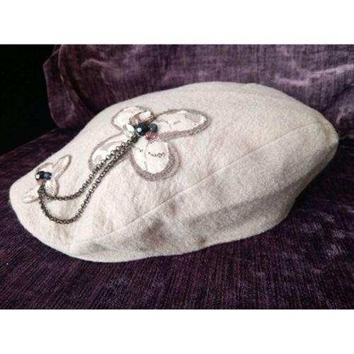 El İşi Tasarım İthal Kadın  Şapka Bere,Nefes Alabilen Astarlı,Bej Zincir Aksesuarlı   27X23X11Cm