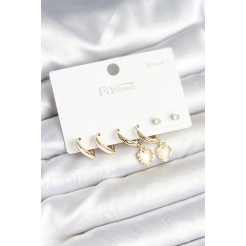 Pirinç Gold Renk Kalp Detaylı 925 Ayar Gümüş Çivili Kadın Küpe Seti