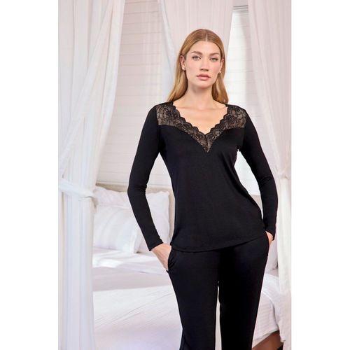 Uzun Kollu Dantelli Ve Dekolteli Pijama Takımı