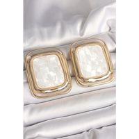 Pirinç Gold Renk Beyaz Mineli Kare Model Kadın Küpe