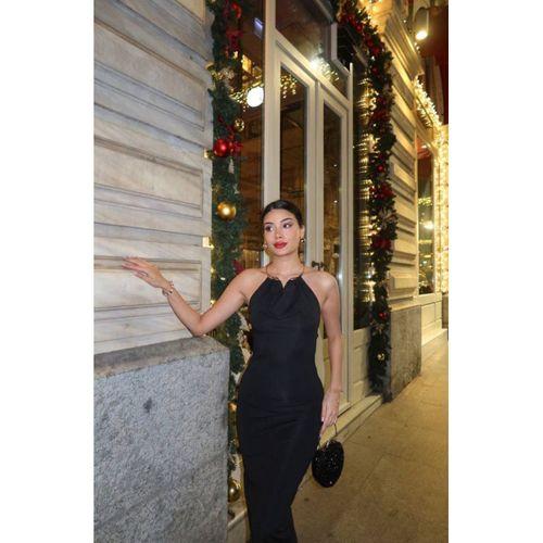 Kadın Aksesuarlı Halter Yaka Sırt Dekolte Detay Maxi Boy Elbise