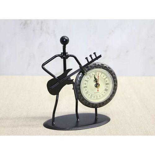 Metal Saatli Gitar Çalan Müzisyen