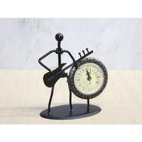 Metal Saatli Gitar Çalan Müzisyen