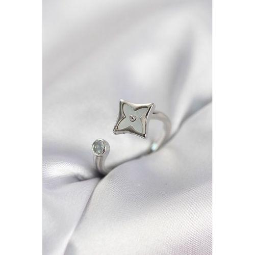 Gümüş Renk Köşeli Yonca Model Zirkon Taşlı Kadın Yüzük