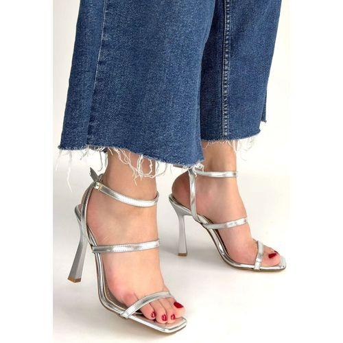 Umira Gümüş Rugan Topuklu Bilekten Kemerli Ayakkabı