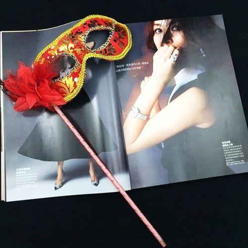 Lüks Taşlı Saplı Maskeli B Maskesi Kırmızı Renk 35 cm