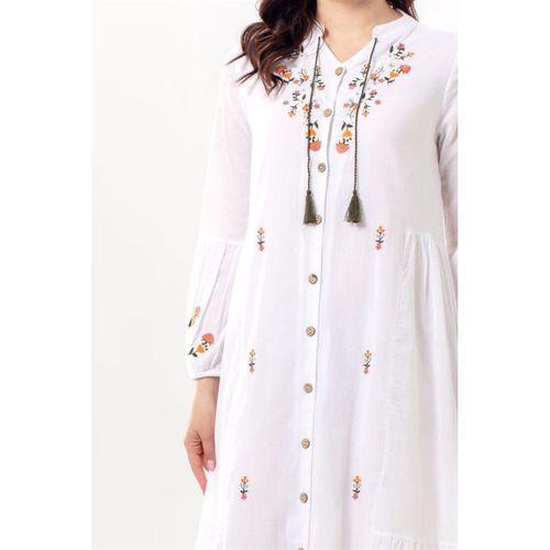 Uzun Kol Ala Nakışlı Püskül Bağcıklı Hakim Yaka Yazlık Şile Bezi Uzun Elbise Beyaz Byz