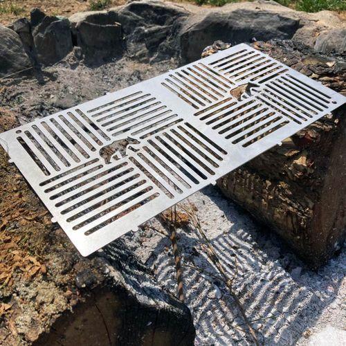 Kamp Ayısı® PyroWide Wire™ Yekpare Paslanmaz Çelik Bushcraft Izgara Teli Hafif Portatif 37 × 18 cm