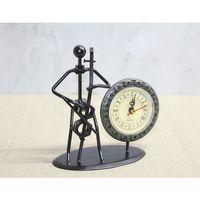 Metal Saatli Keman Çalan Müzisyen