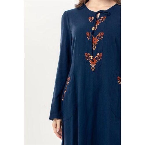 Uzun Kol Zühre Nakış Detaylı Bağcık Yaka Cepli Vual Uzun Elbise Lacivert Lcvt