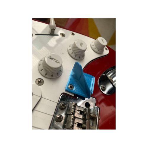 Fender Tremelo Shark Fin Rest MIM Strats (Bu ürün Sadece Plastik parçadır - Almadan Önce Soru Sorabilirsiniz)