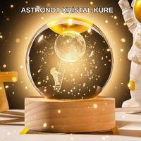 5 Cm 3d Kristal Astronot Küre Lamba – Dekoratif Led Işıklı Ahşap Stand