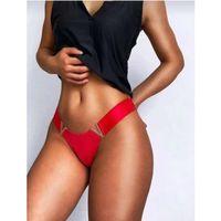 Kırmızı V Metal Aksesuarlı Fantezi String Tanga