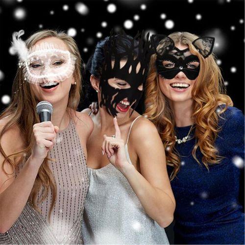 Beyaz Renk Yandan Tüylü İnci İşlemeli Taşlı Dantelli Parti Maskesi 17x12 Cm - Lisinya