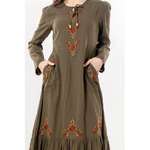 Uzun Kol Zühre Nakış Detaylı Bağcık Yaka Cepli Vual Uzun Elbise Haki Hk