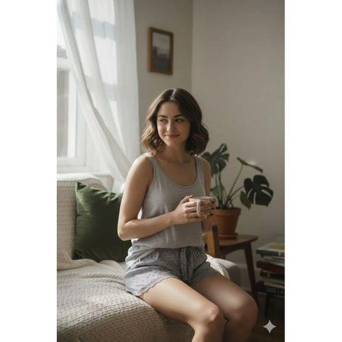 Düz Renk Mini Çiçek Desenli Penye Kadın Ev Şortu Bacak Dantel Detaylı Ev Giyim Gri