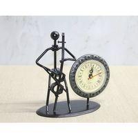 Metal Saatli Keman Çalan Müzisyen