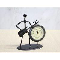 Metal Saatli Gitar Çalan Müzisyen