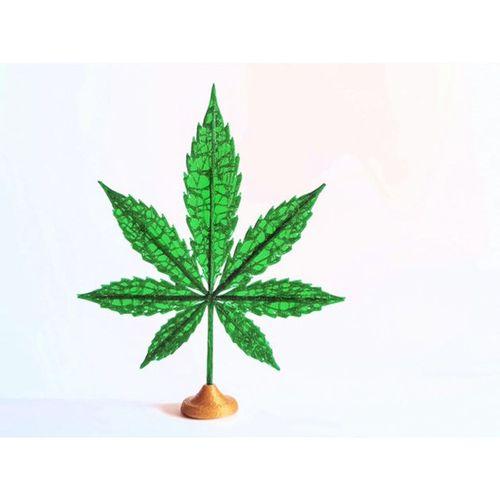 Gerçekçi Sanatsal Marihuana Yaprağı (Bu ürün Sadece Plastik parçadır - Almadan Önce Soru Sorabilirsiniz)