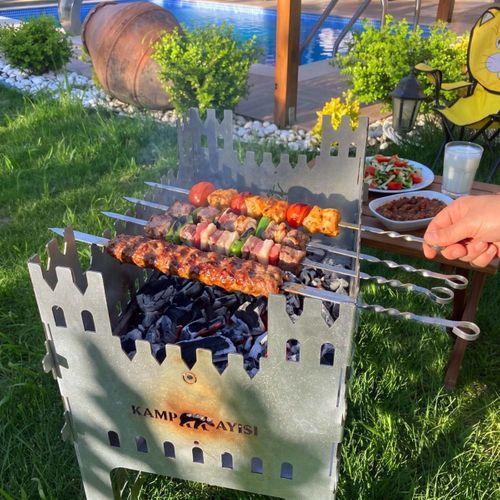 Kamp Ayısı® CastleGrill™ 2mm Galvaniz Çelik, Katlanır, 13 Şiş Kapasiteli Şiş Mangalı ve Ateş Çukuru