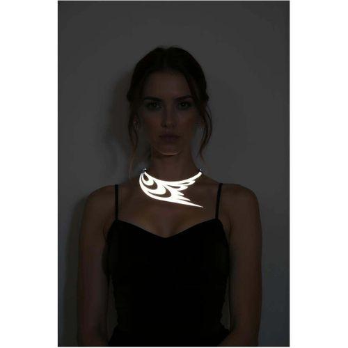Beyaz Reflektörlü Kuş Kanadı ve Göz Detaylı Choker Kolye, Şık Lazer Kesim Kolye